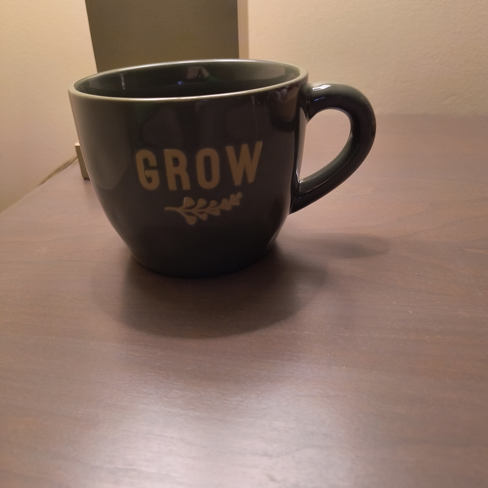 Elegant Green Mug with Gold 'GROW' Design